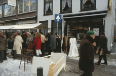 851899 Afbeelding van het publiek op de rommelmarkt in de besneeuwde Willemstraat in Wijk C te Utrecht. Op de ...